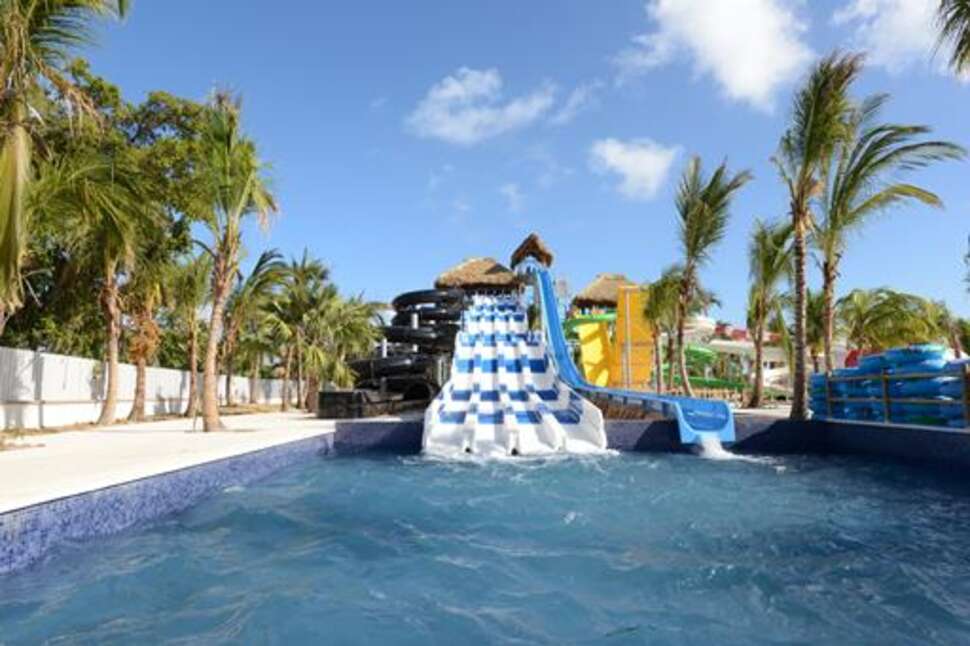 Een foto van het zwembad bij Royalton Punta Cana
