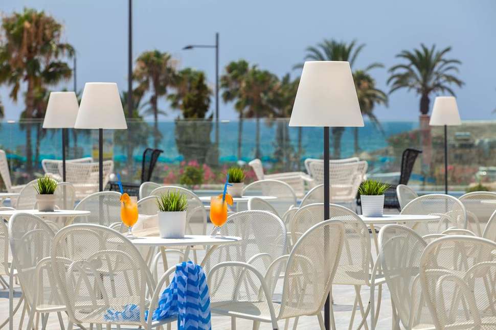 Ein Foto von der Terrasse im Atlantica Sancta Napa Hotel
