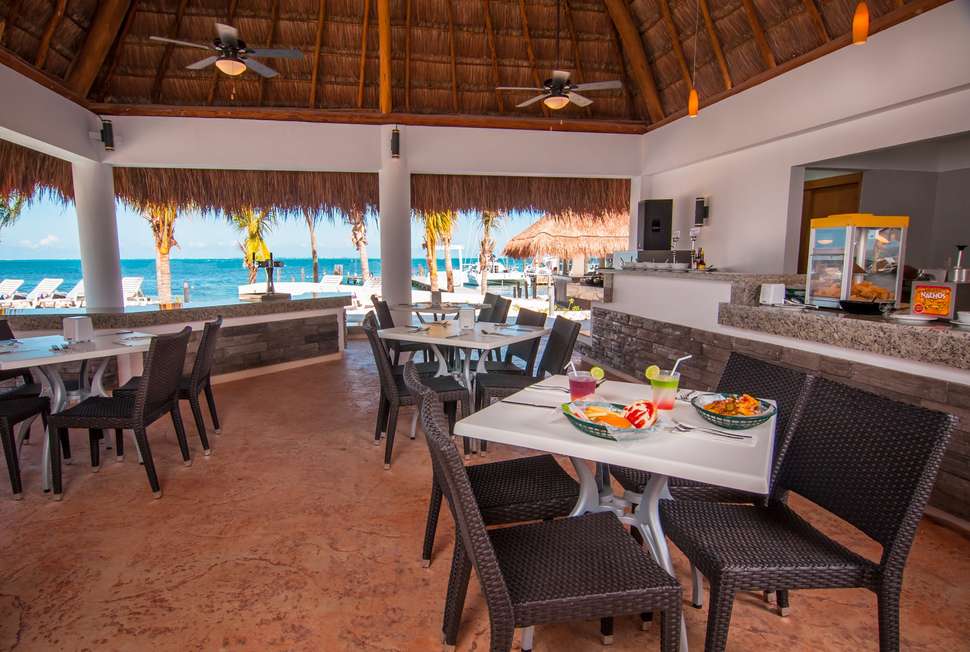 Een foto van het terras bij Cancun Bay Resort