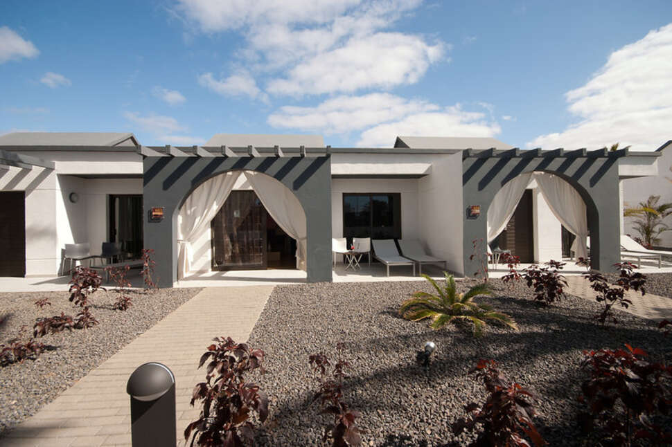 Een foto van de buitenkant van R2 Romantic Fantasia Dreams & Suites Hotel