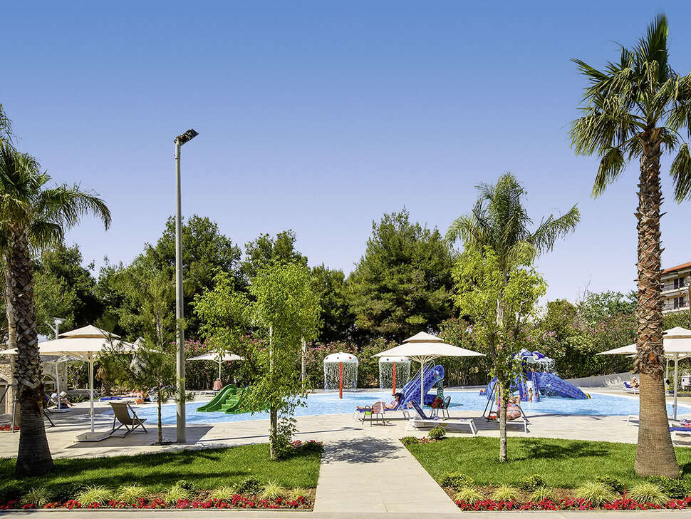 Een foto van het terras bij Portes Beach Hotel