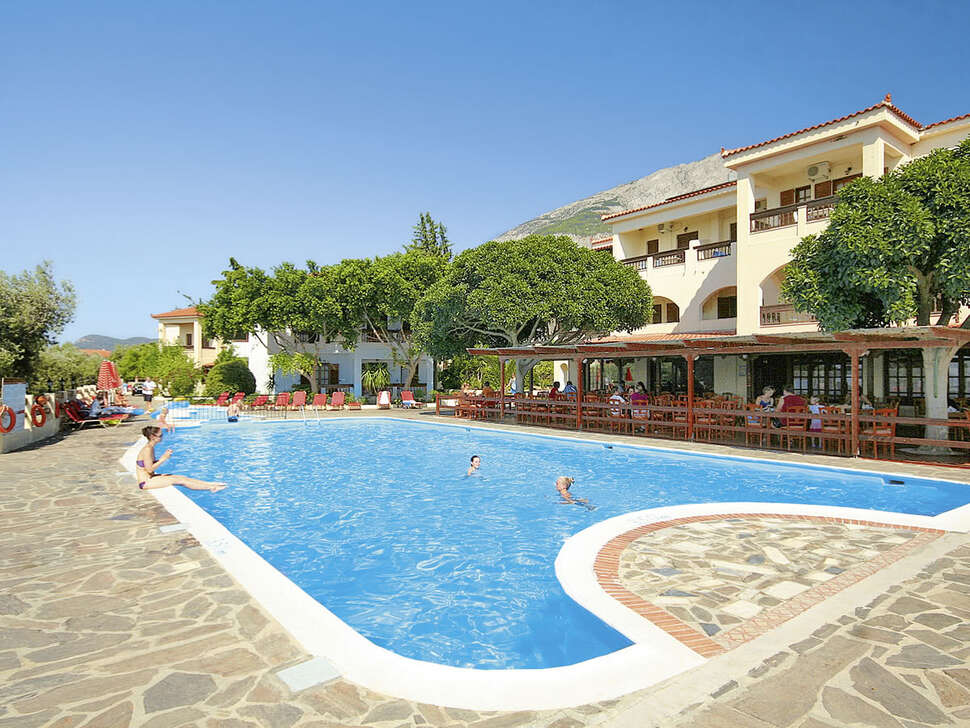 Een foto van het zwembad bij Kampos Village Resort