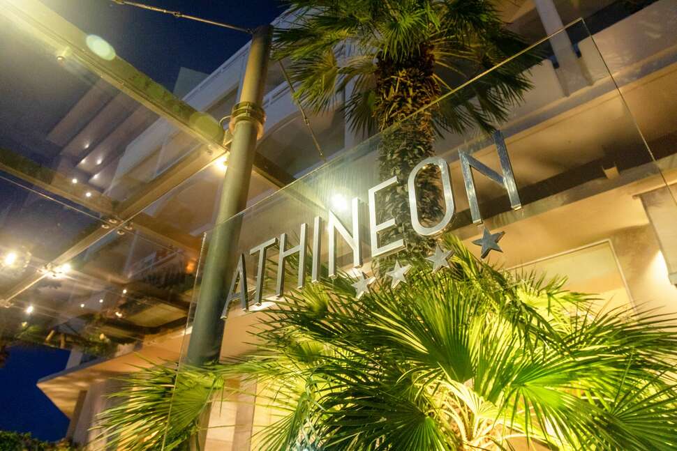 Ein Foto von der Außenansicht des Athineon