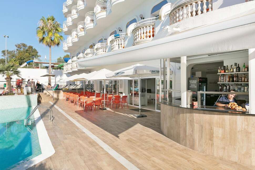 Een foto van de buitenkant van Best Lloret Splash