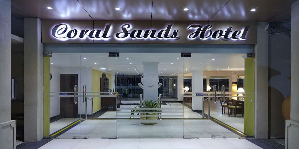 Een foto van de buitenkant van Coral Sands Hotel