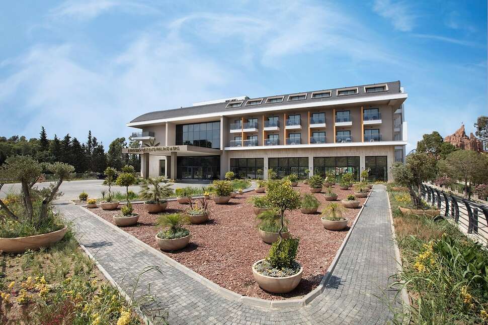 Een foto van de buitenkant van Aydinbey Queen's Palace & Spa