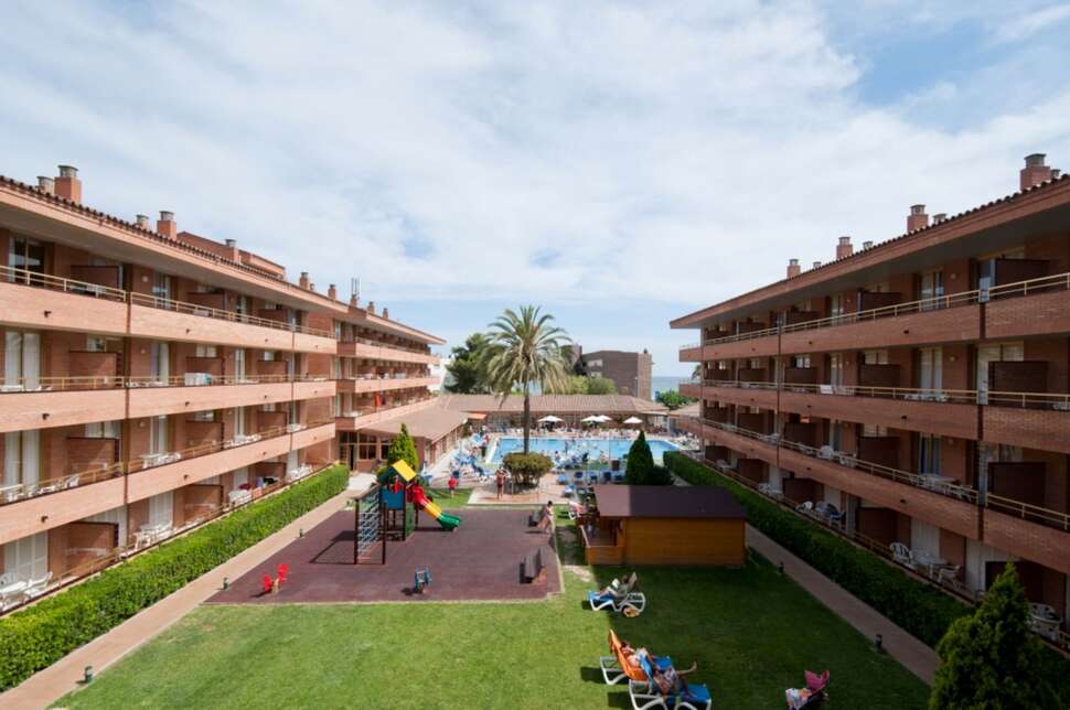 Een foto van de buitenkant van Aparthotel Voramar