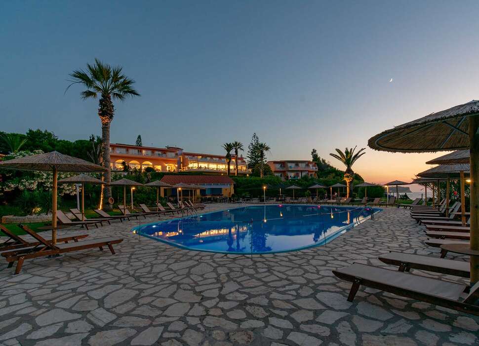 Ein Foto vom Pool im Hotel Ibiscus Corfu