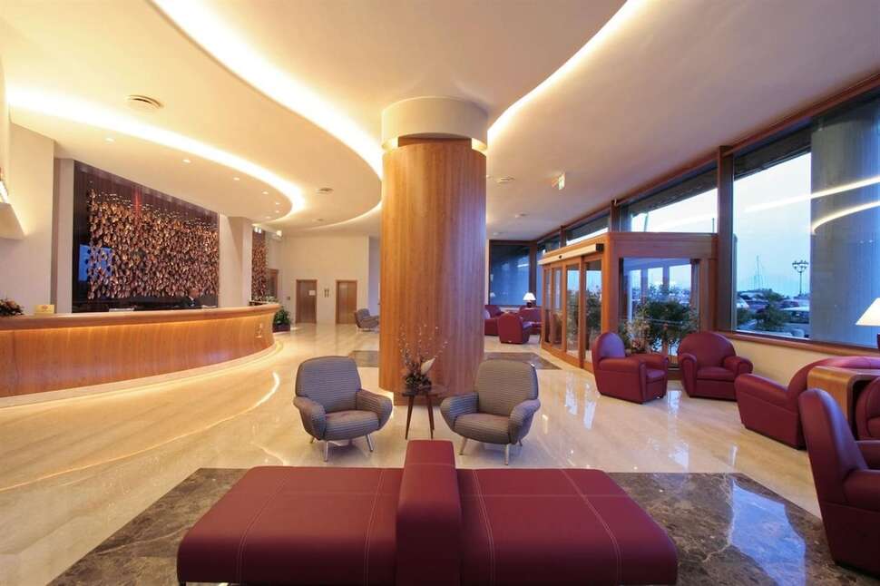 Ein Foto Royal Continental Hotel