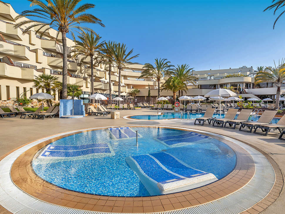Een foto van het zwembad bij Barcelo Corralejo Bay