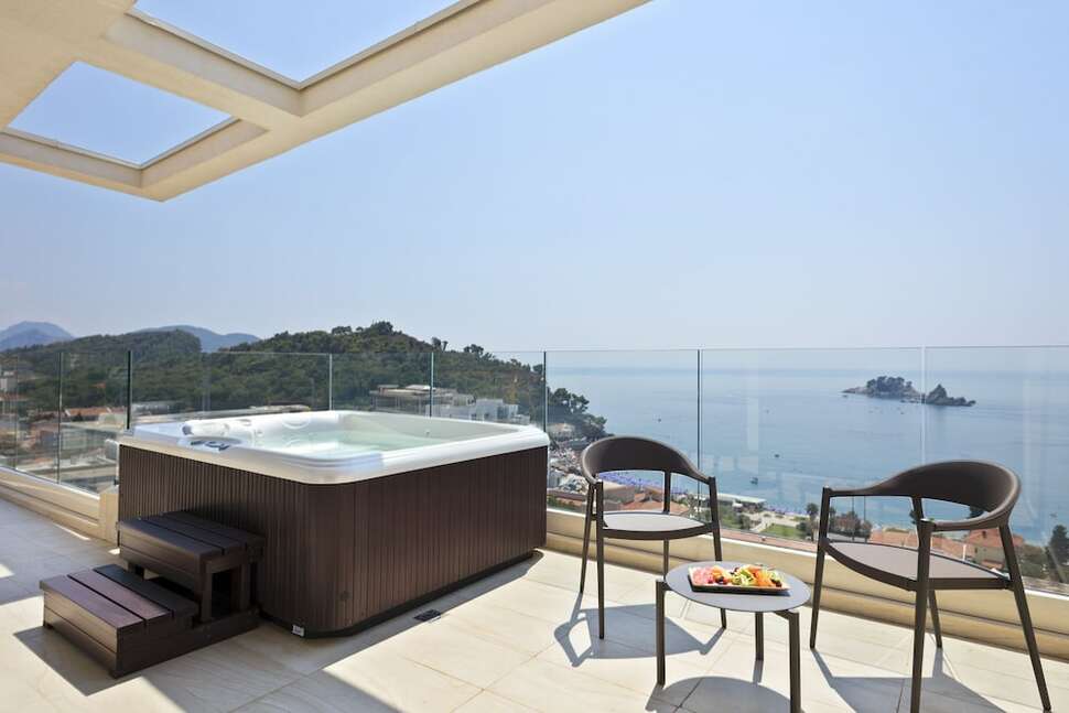 Een foto van Hotel AMI Budva Petrovac
