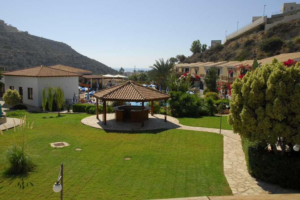 Een foto van het terras bij Hylatio Tourist Village