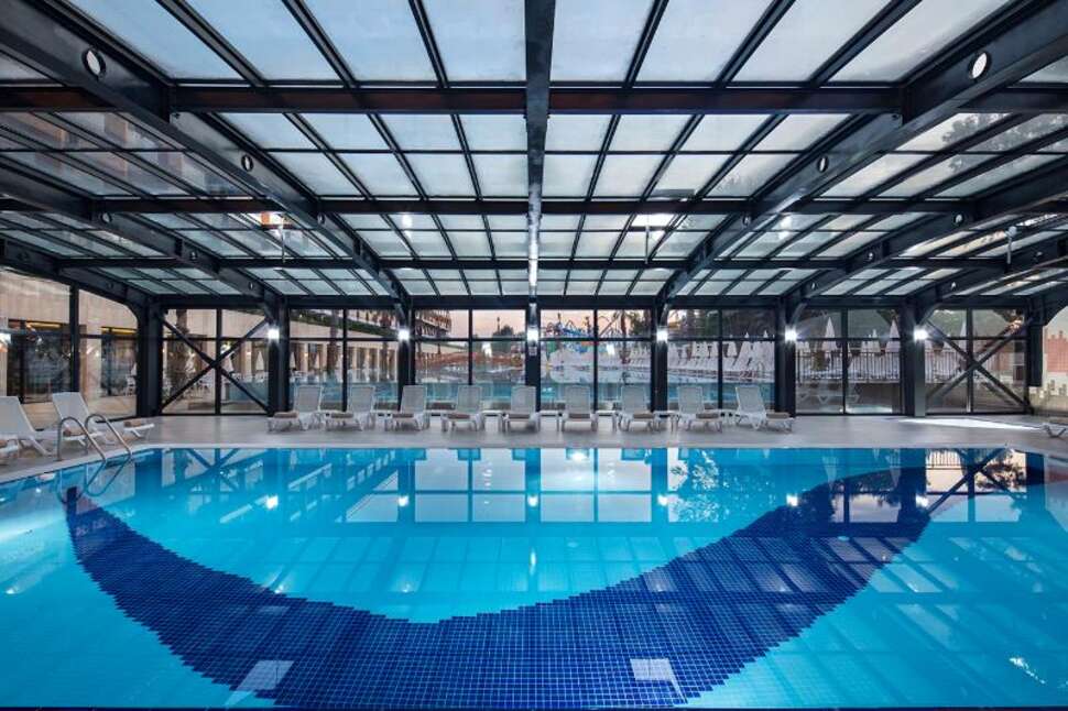 Een foto van het zwembad bij Aydinbey Queen's Palace & Spa