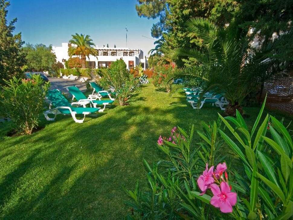 Een foto van het terras bij Hotel Balaia Mar