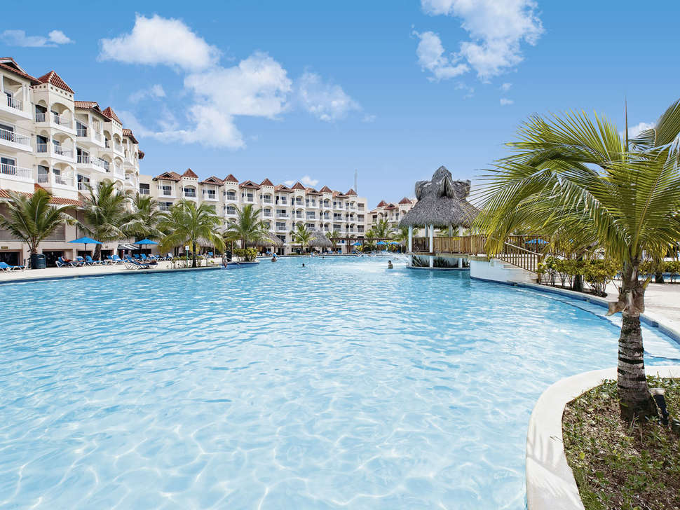 Een foto van het zwembad bij Occidental Caribe