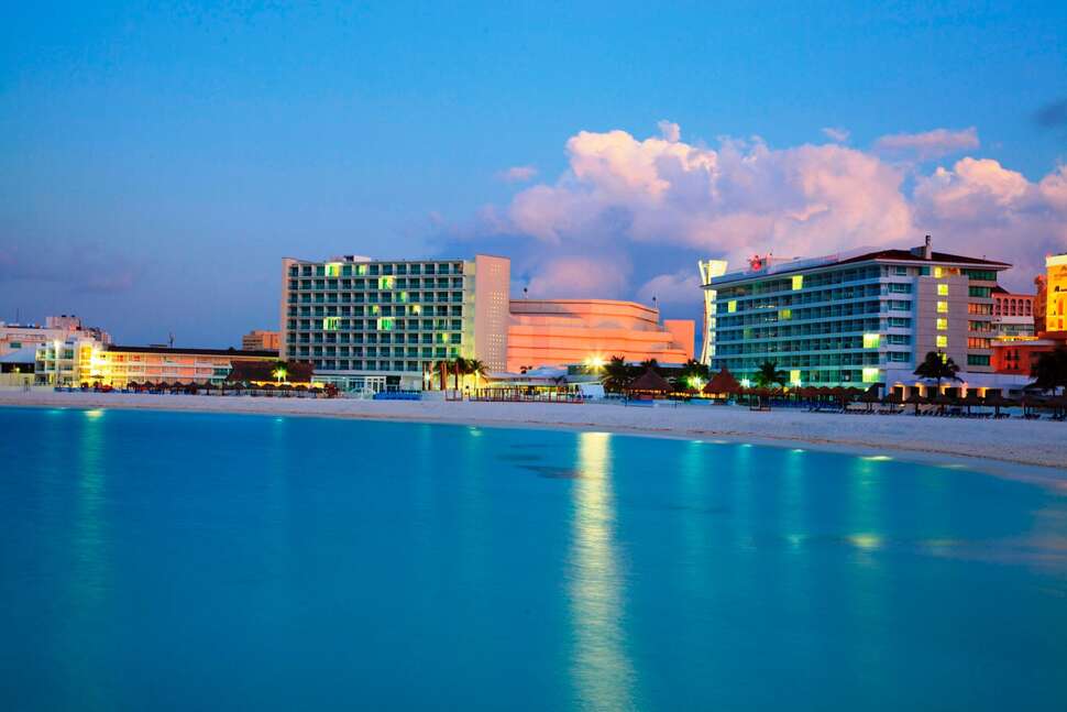 Een foto van de buitenkant van Krystal Cancun