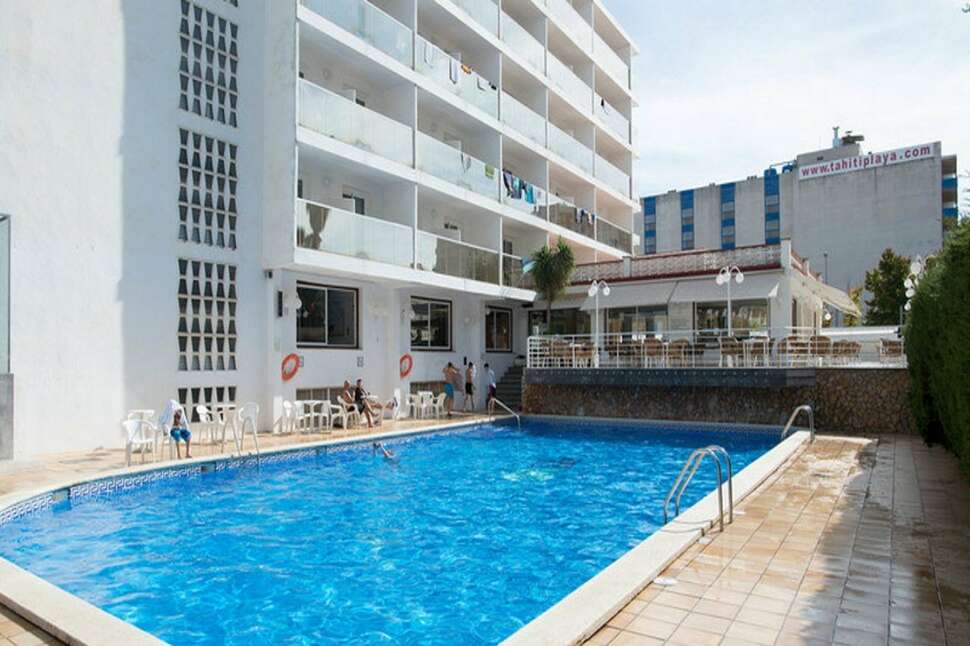 Ein Foto vom Pool im Hotel Riviera
