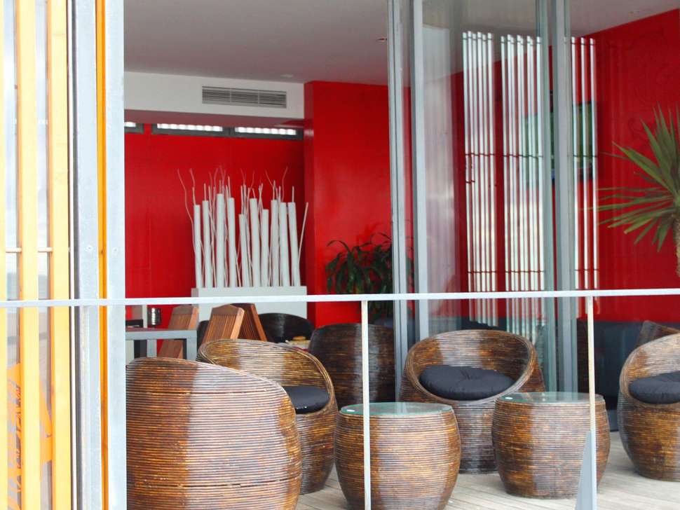 Een foto van het interieur van Tryp by Wyndham Lisboa Caparica Mar Hotel