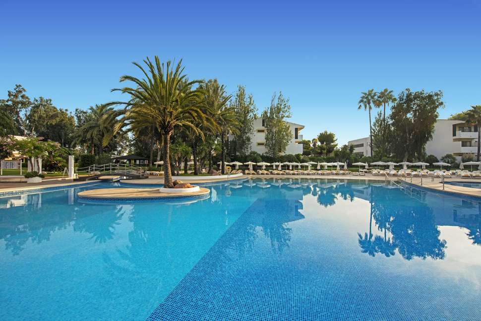 Een foto van het zwembad bij Iberostar Waves Ciudad Blanca