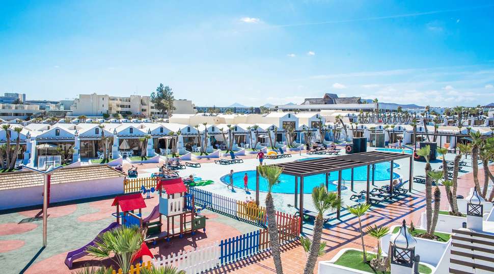 Een foto van het zwembad bij Sands Beach Resort