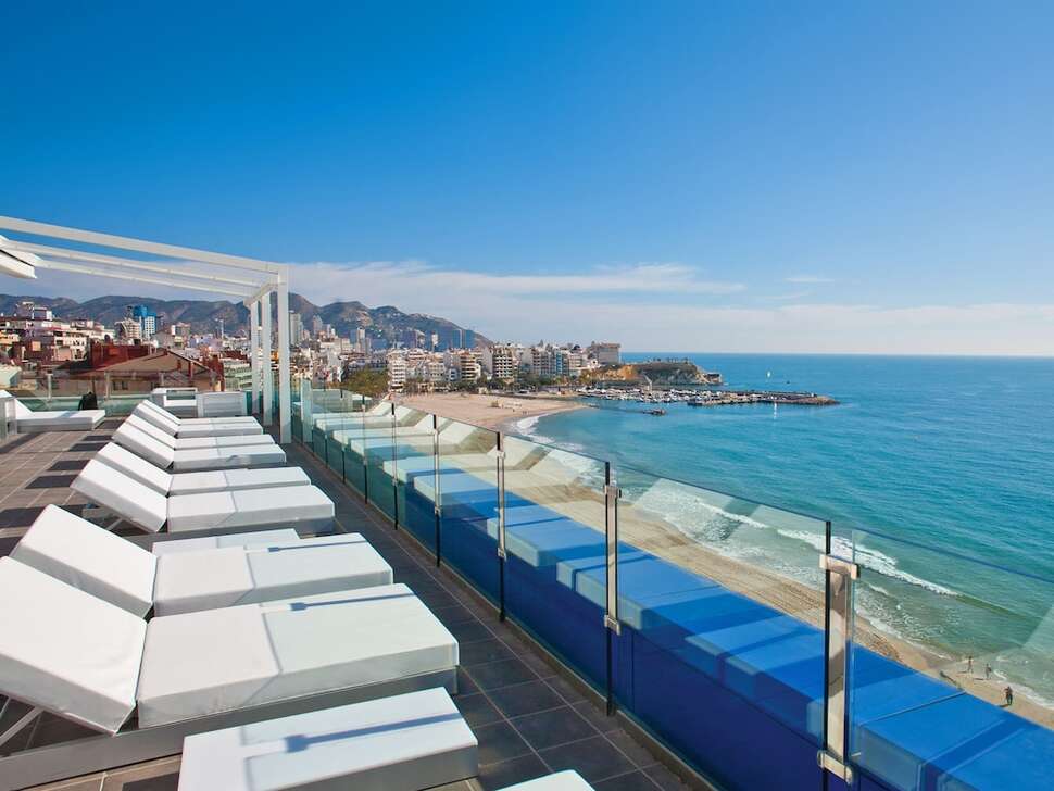 Een foto van het terras bij Villa del Mar Hotel