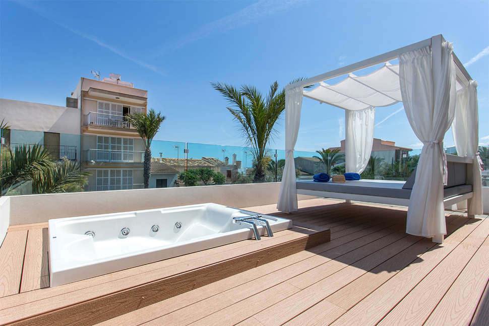 Een foto van het terras bij Som Llaut Boutique Hotel