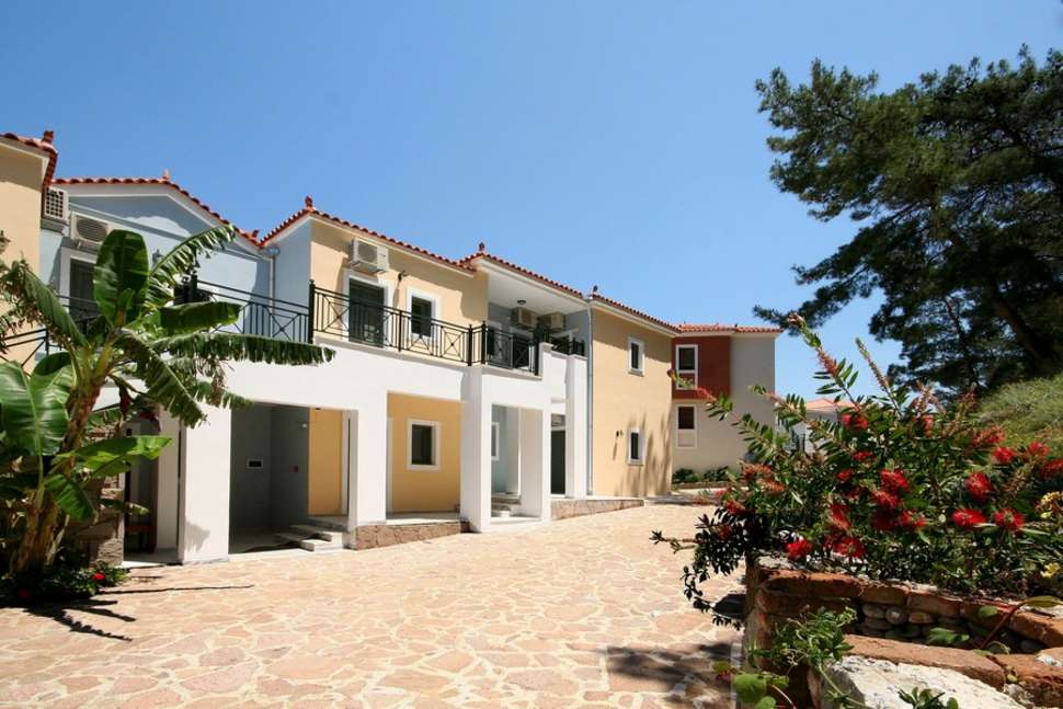 Een foto van de buitenkant van Alma Beach Hotel & Appartementen