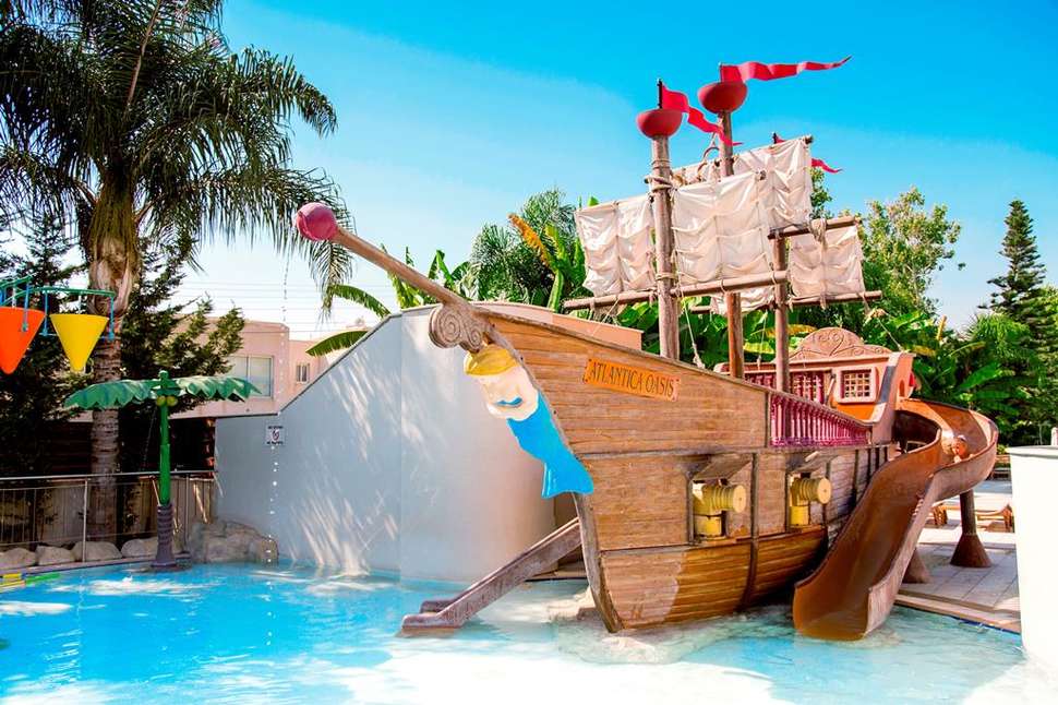 Ein Foto vom Pool im Atlantica Oasis Hotel