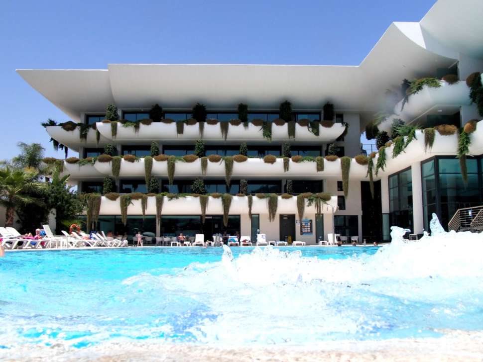 Een foto van het zwembad bij Hotel Deloix Aqua Center