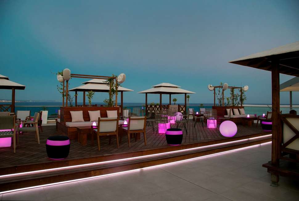 Een foto van het terras bij Asterias Beach Hotel