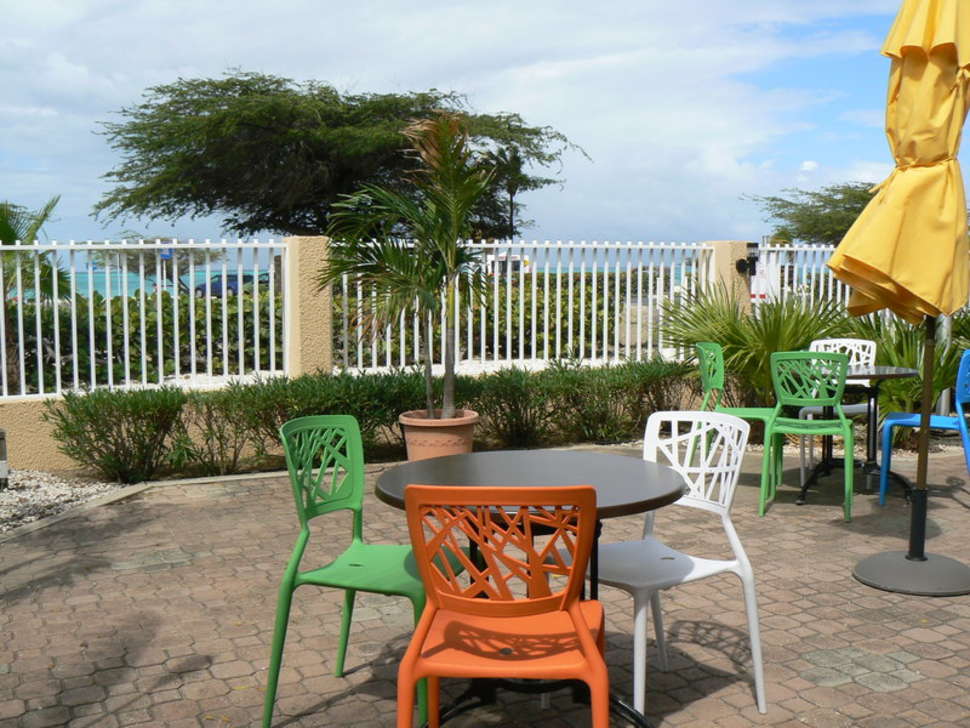 Een foto van het terras bij MVC Eagle Beach