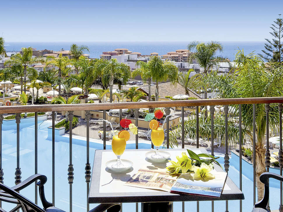 Een foto van het zwembad bij GF Gran Costa Adeje