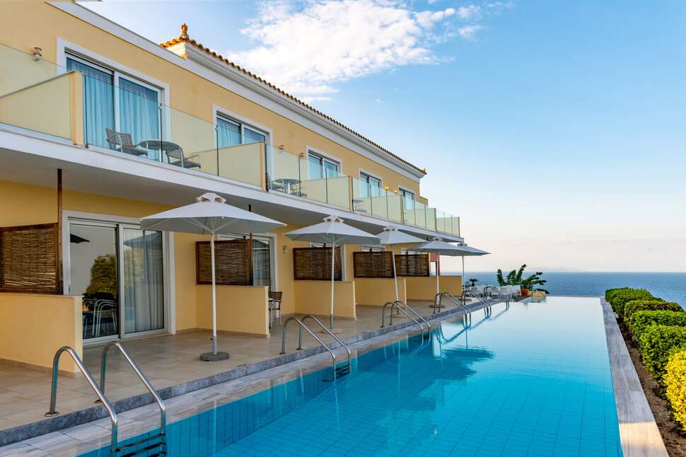 Een foto van het zwembad bij Apostolata Island Resort & Spa