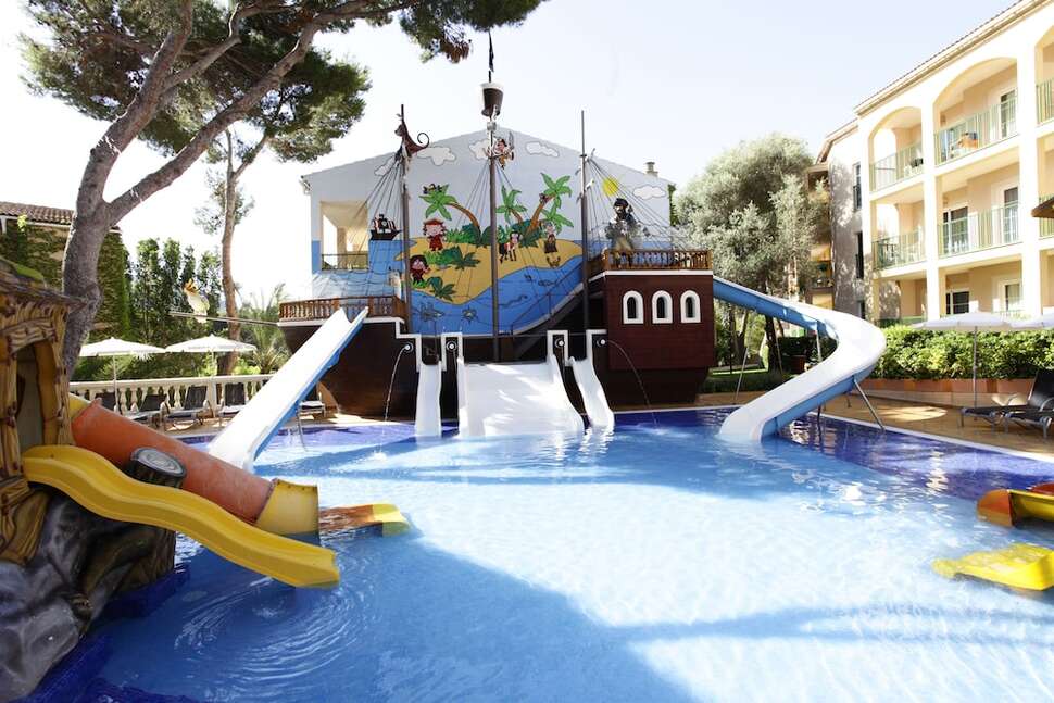 Een foto van het zwembad bij Hotel Zafiro Cala Mesquida