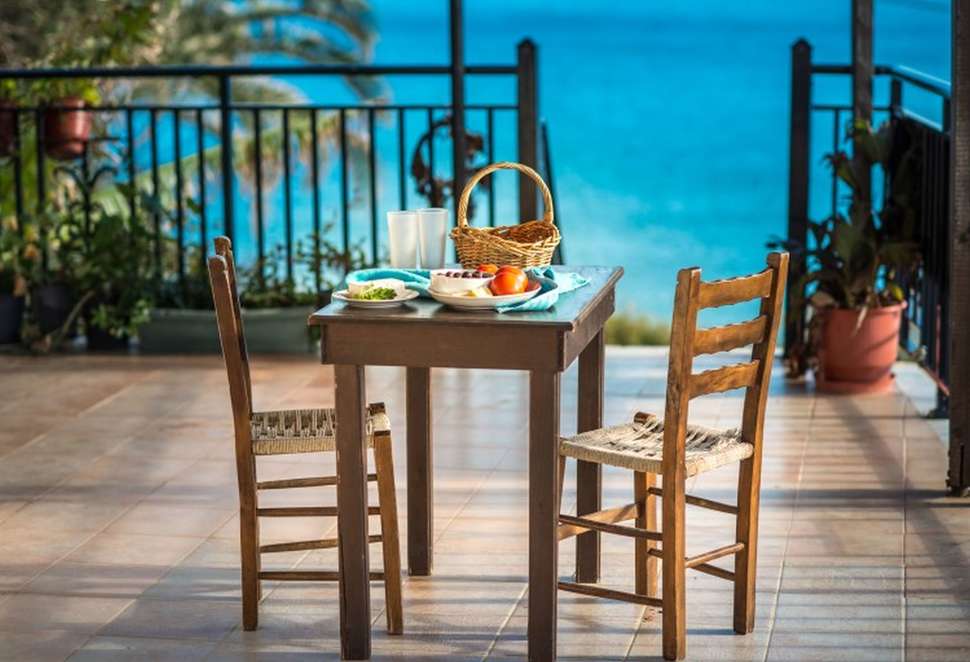 Een foto van het terras bij Pension Limni
