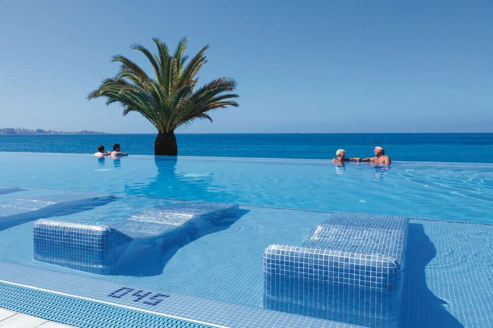 Een foto van het zwembad bij Riu Palace Tenerife