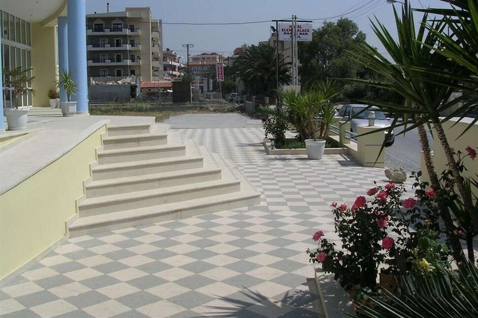 Ein Foto von der Außenansicht des Hotel Eleni Palace