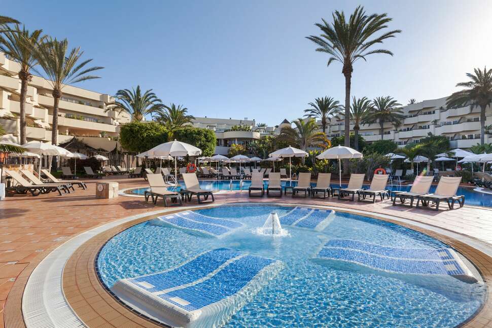 Een foto van het zwembad bij Barcelo Corralejo Bay