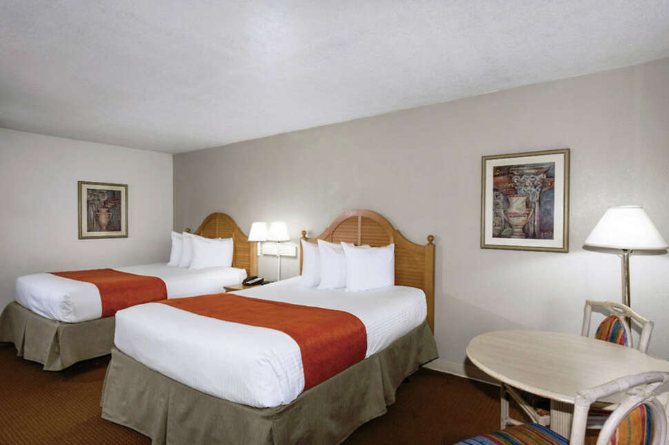 Ein Foto Ramada by Wyndham Kissimmee Gateway
