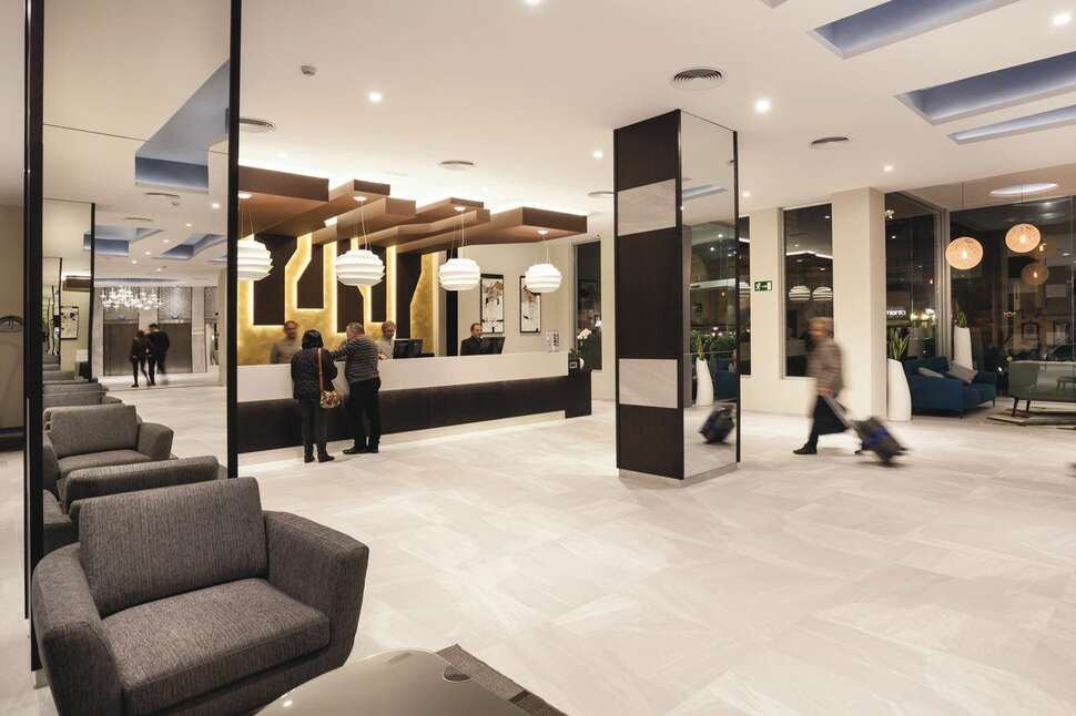 Een foto van het interieur van Riu Monica