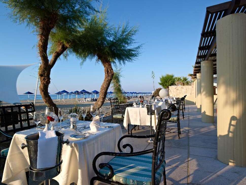 Een foto van het terras bij Aquila Rithymna Beach