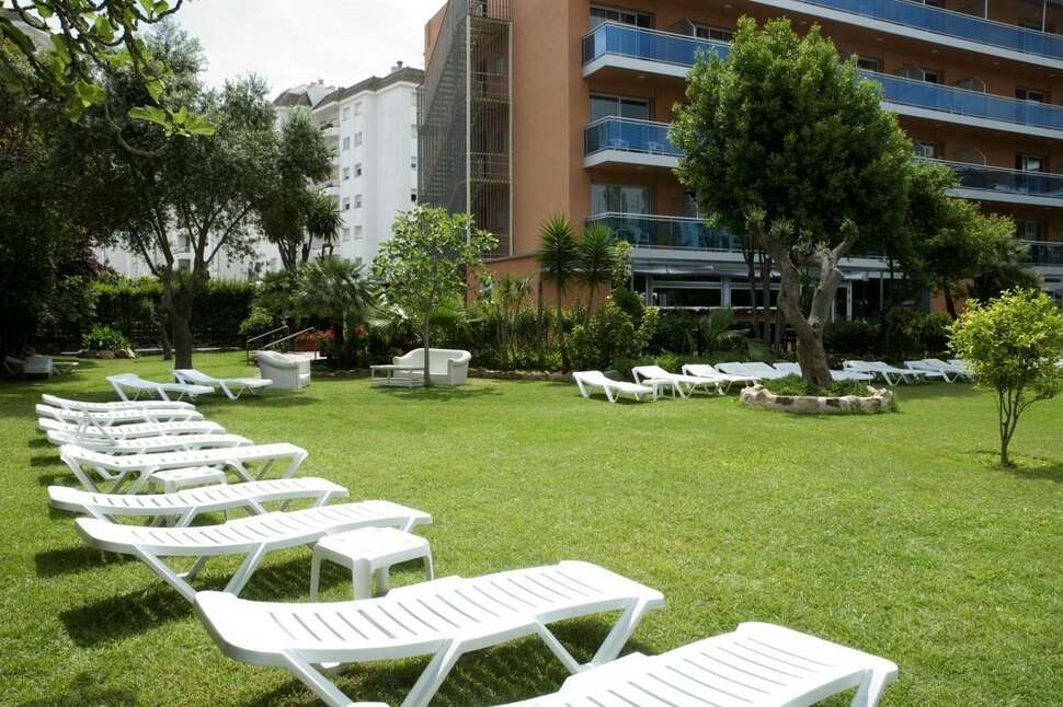 Een foto van het terras bij Hotel Surf-Mar by Samba Hotels