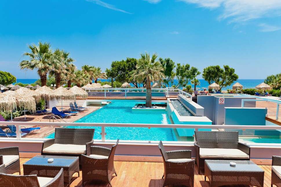 Een foto van het zwembad bij Blue Sea Beach Resort