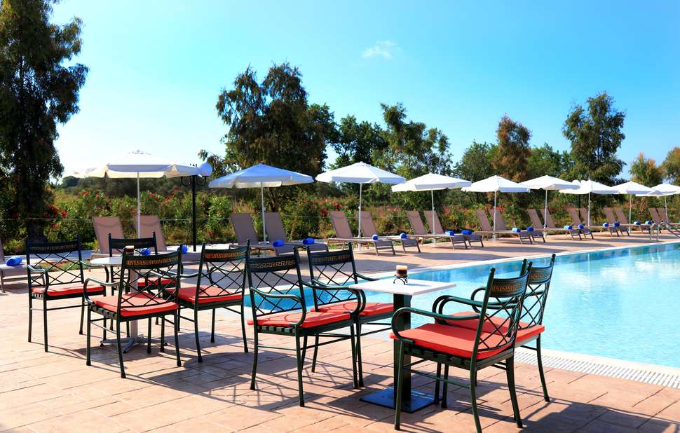 Een foto van het terras bij Sandy Beach & Villas
