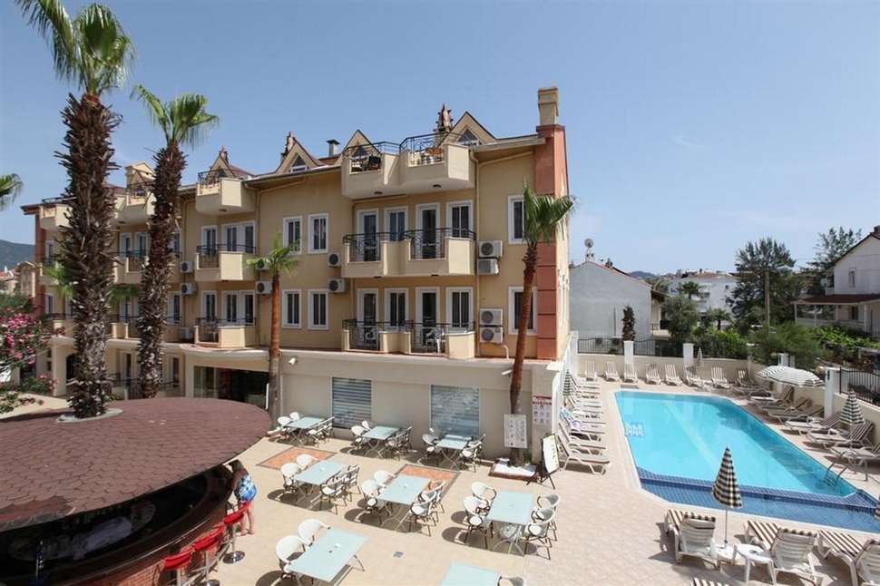 Een foto van de buitenkant van Fidan Hotel