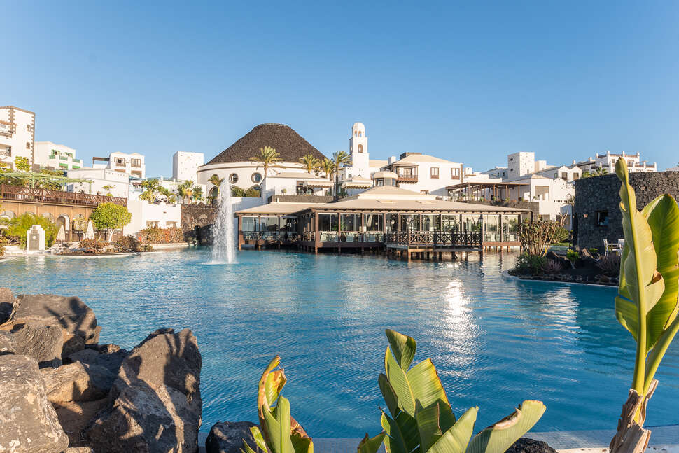 Een foto van het zwembad bij Hotel Livvo Volcan Lanzarote