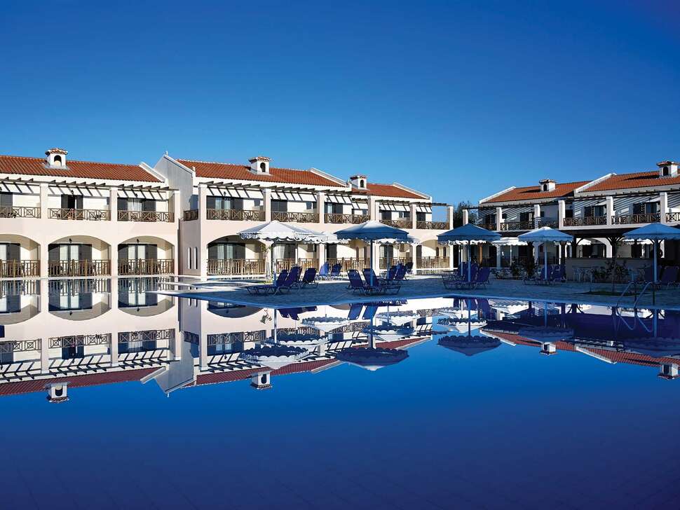 Een foto van het zwembad bij Roda Beach Resort & Spa