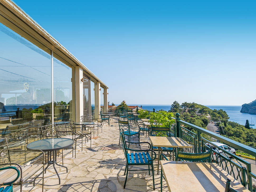 Een foto van het terras bij Cnic Paleo ArtNouveau Hotel