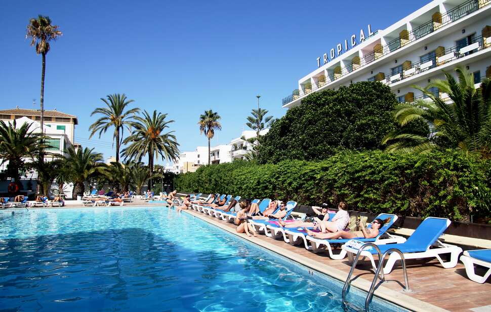 Een foto van het zwembad bij Hotel Tropical Ibiza