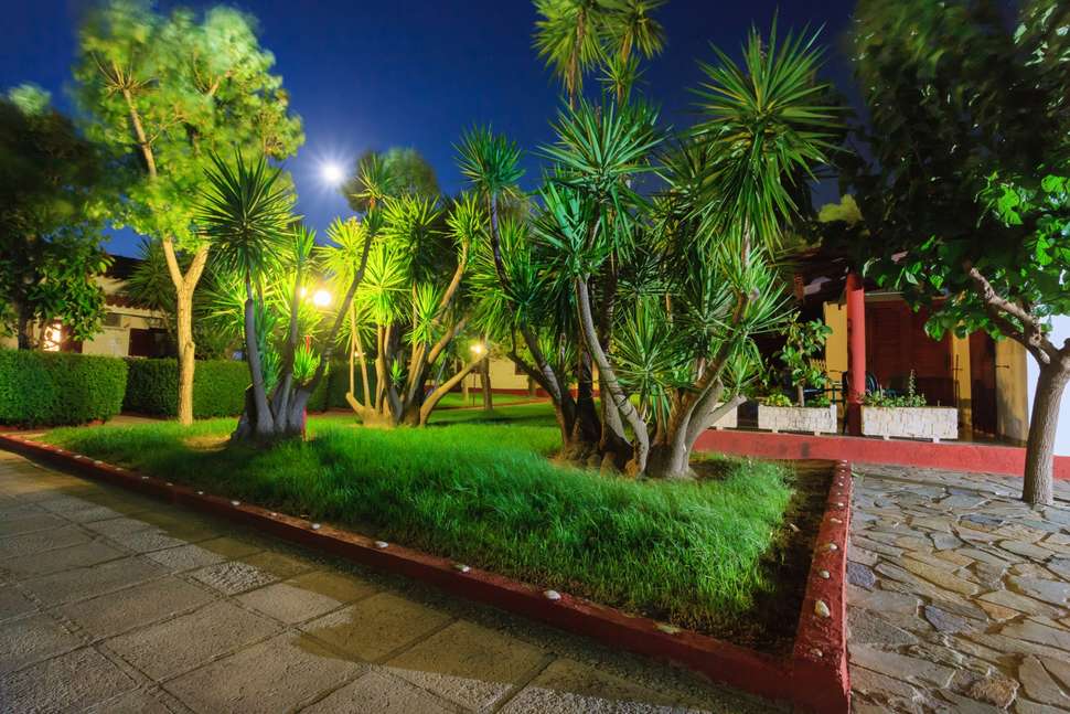 Een foto van het terras bij Alykes Park